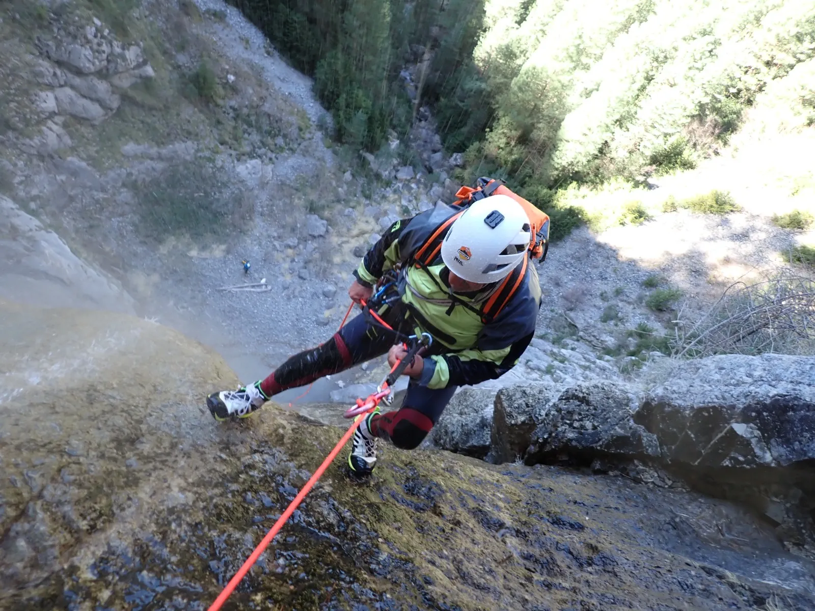 Descenso en rápel sobre una poza de agua.