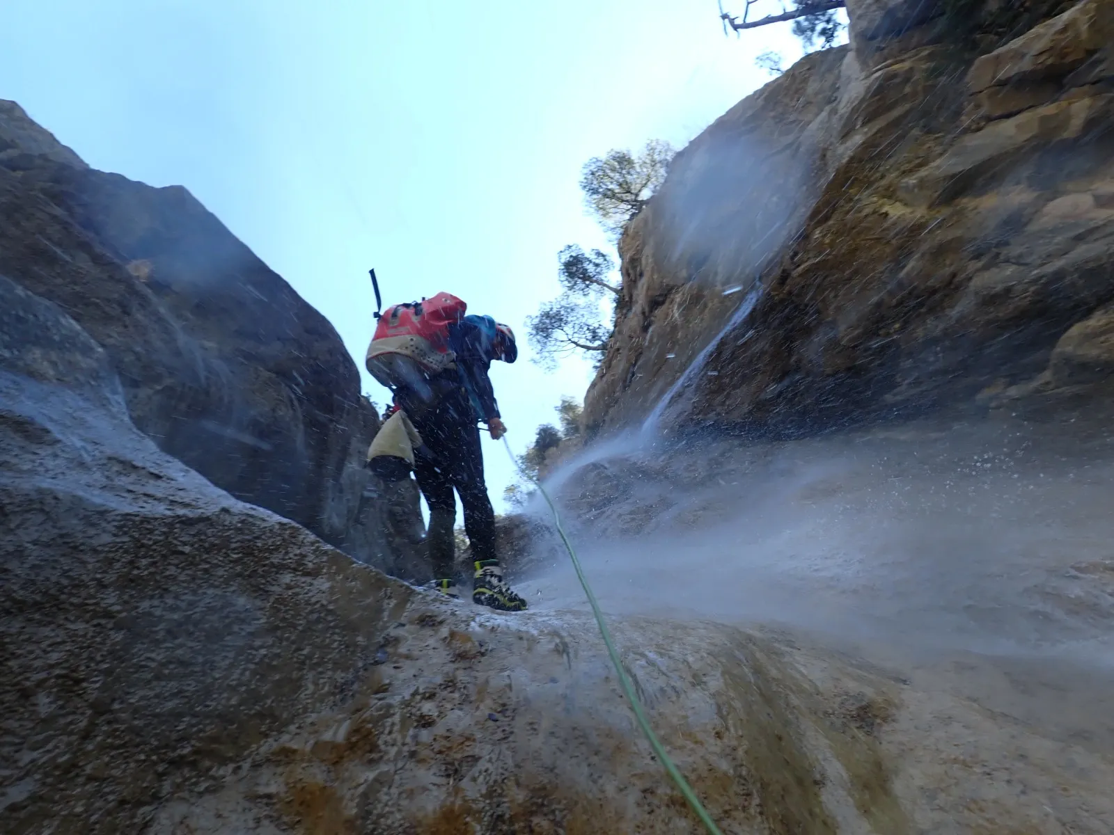 Gran rápel vertical en un barranco encajado.