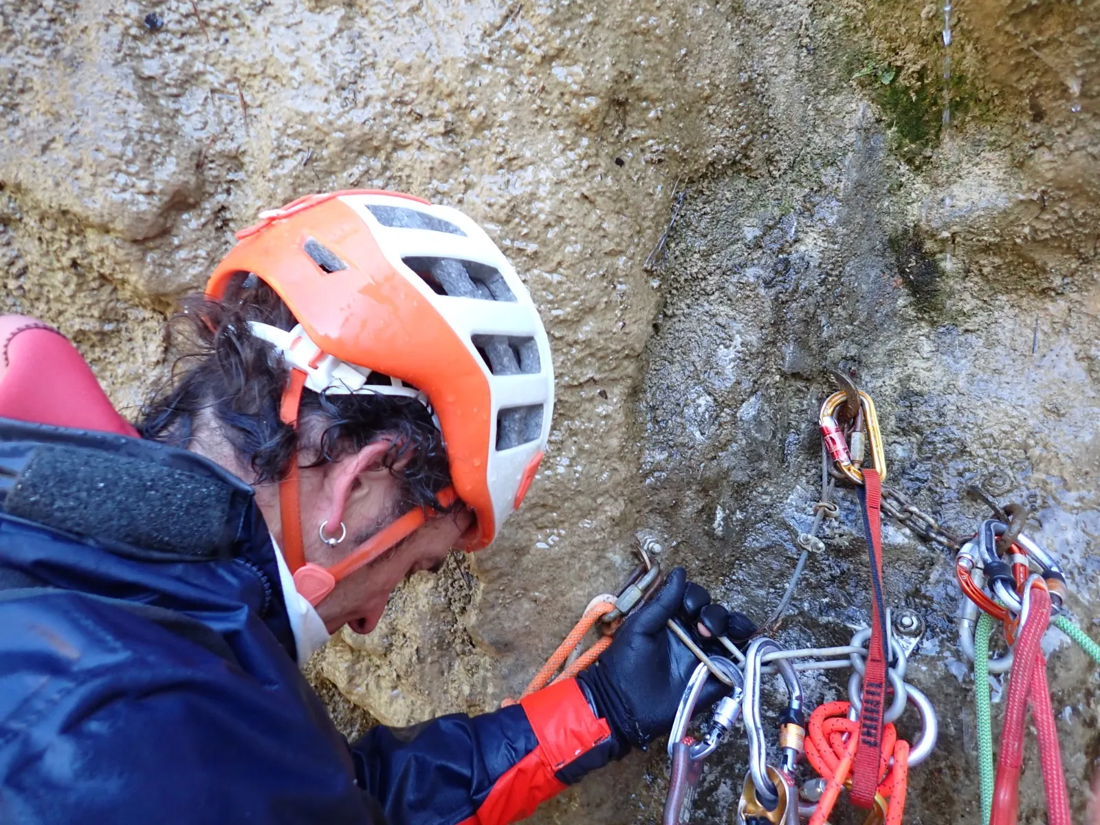 Barranquista descendiendo entre las paredes de roca de un barranco.
