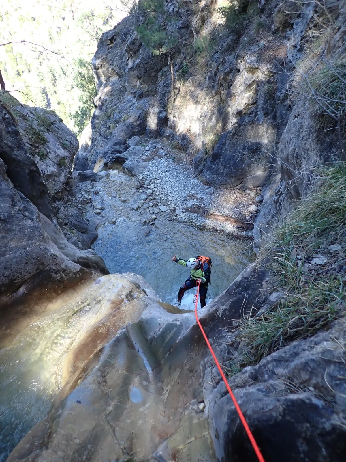 Avance por el cauce de un barranco entre rocas.