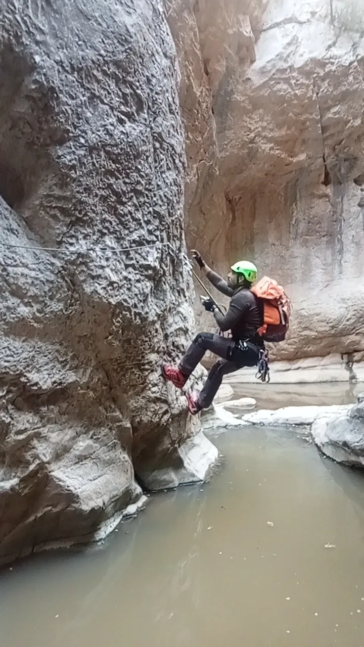 Maniobra en tirolina sobre el cauce del barranco.