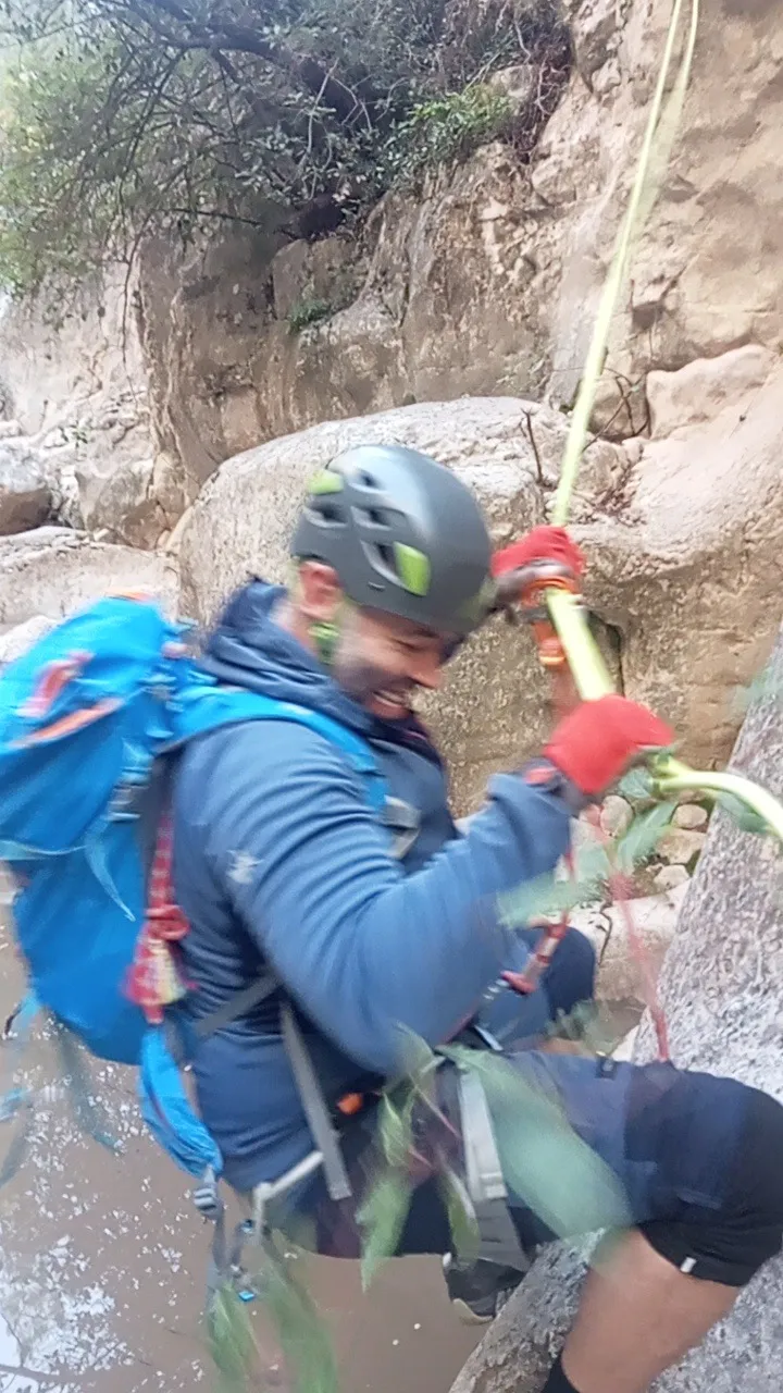 Barranquista suspendido entre las paredes de roca.