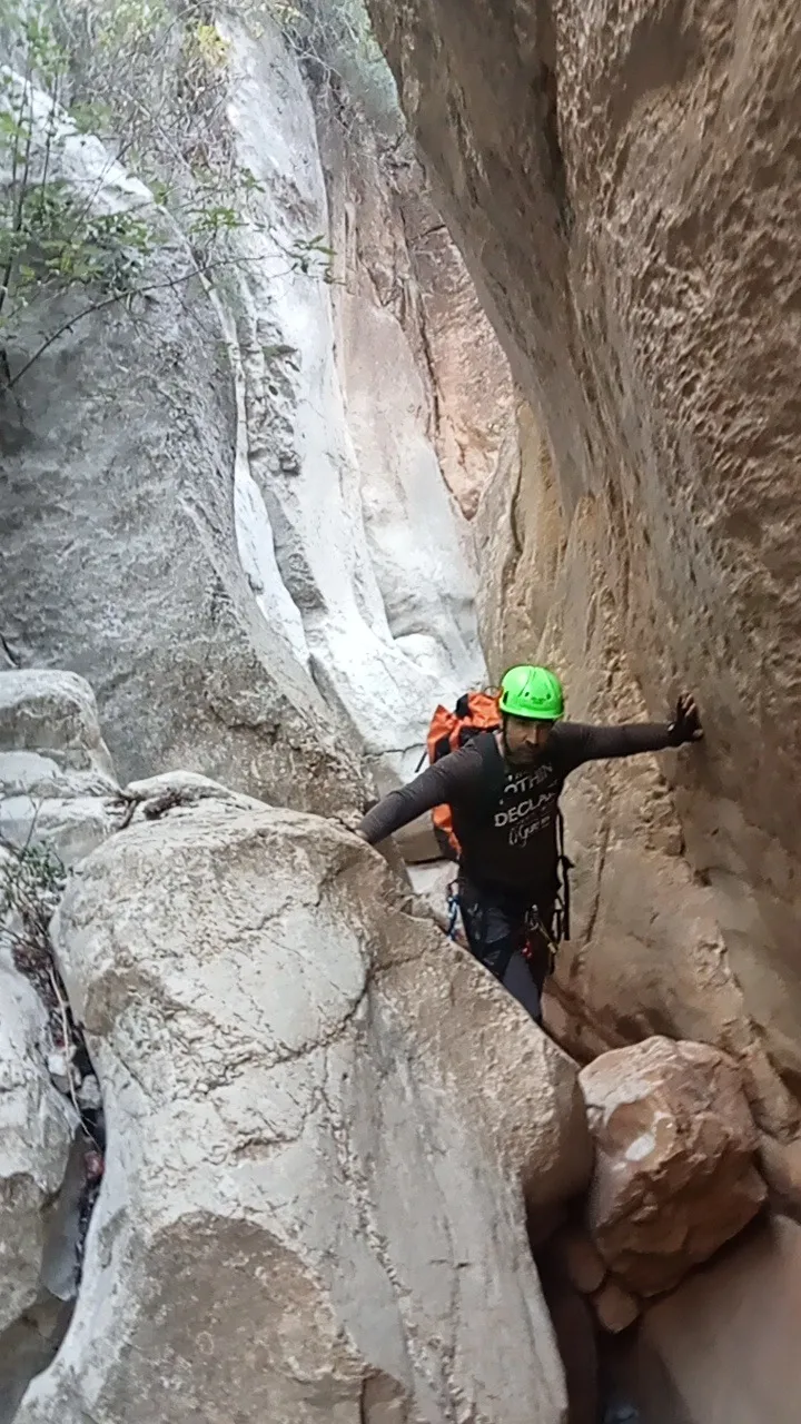 Barranquista cruzando una tirolina en el cañón.