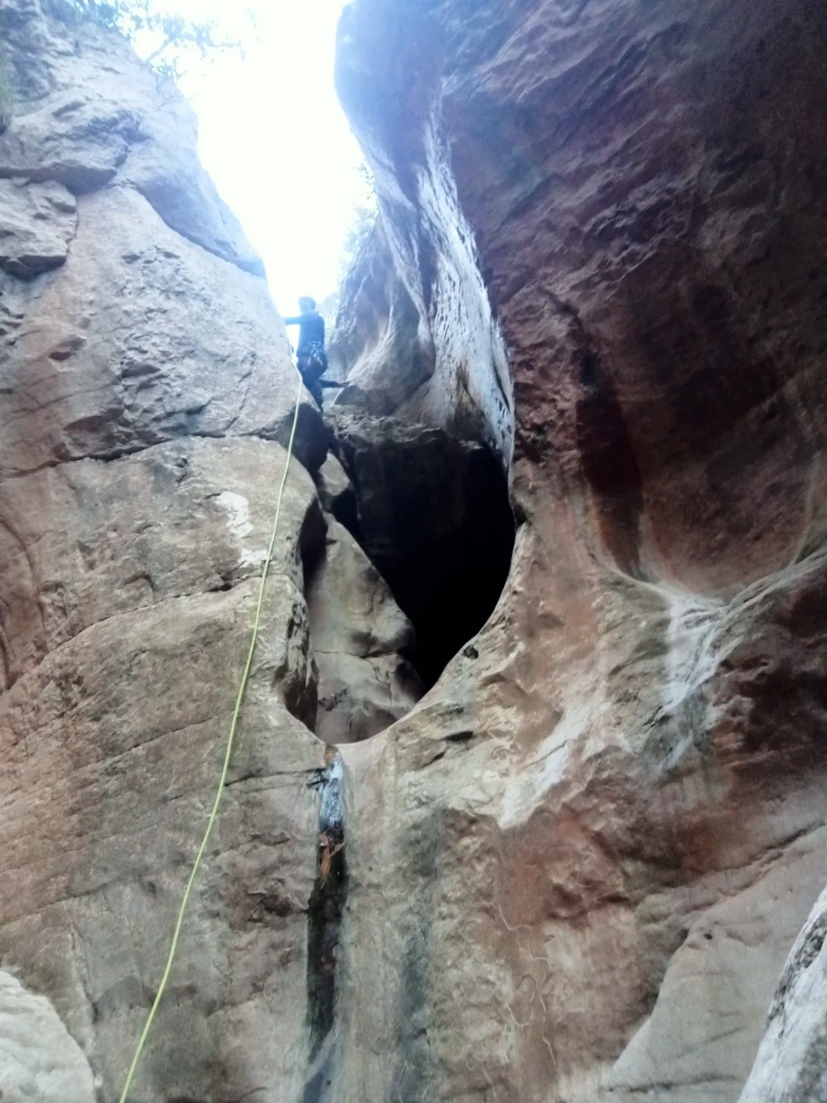 Maniobra de cuerdas durante el descenso del barranco.